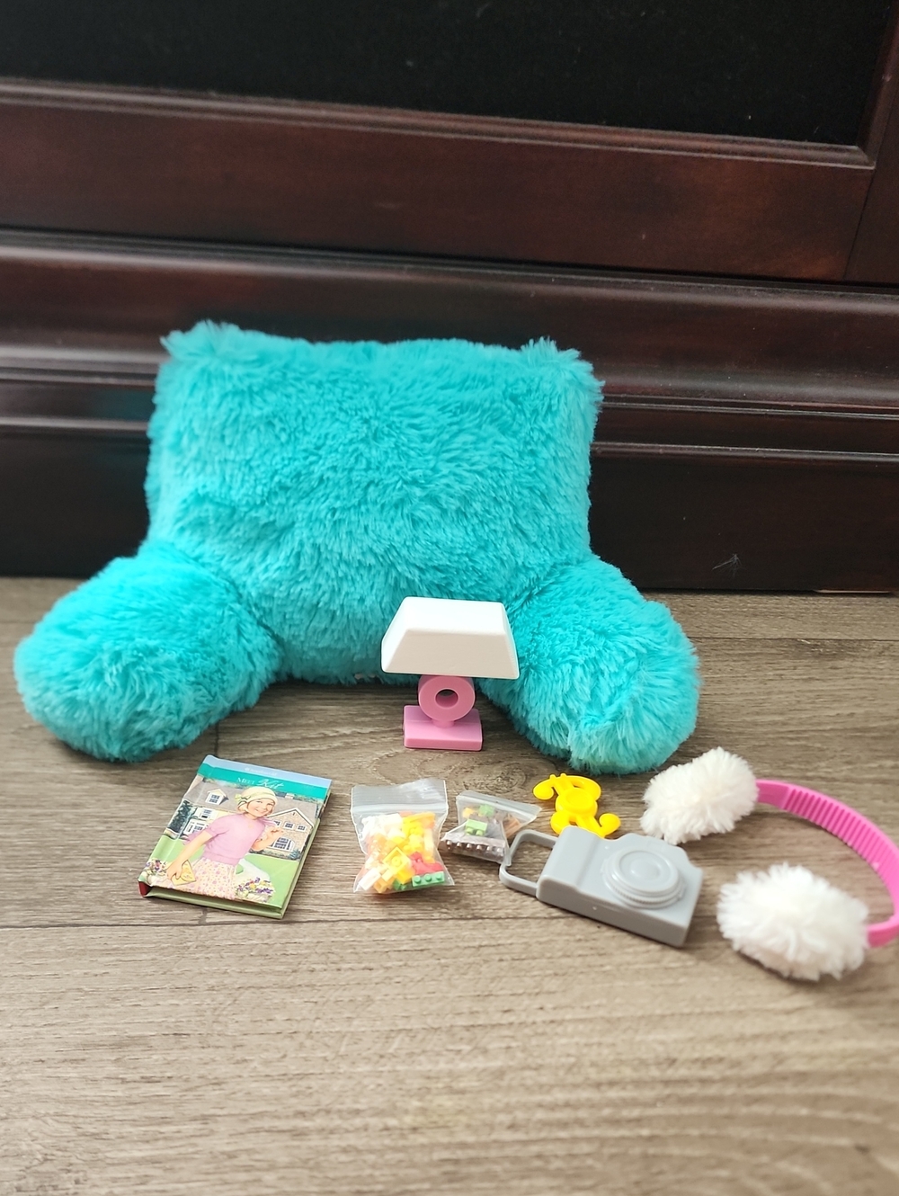 18in doll pellow chair amd accessories